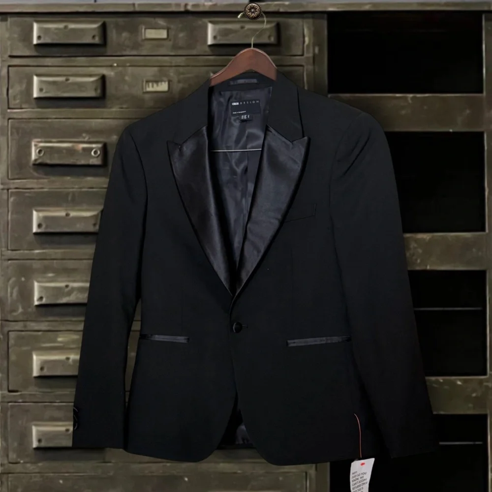 ASOS DESIGN • Classic Black Men's Tuxedo Blazer